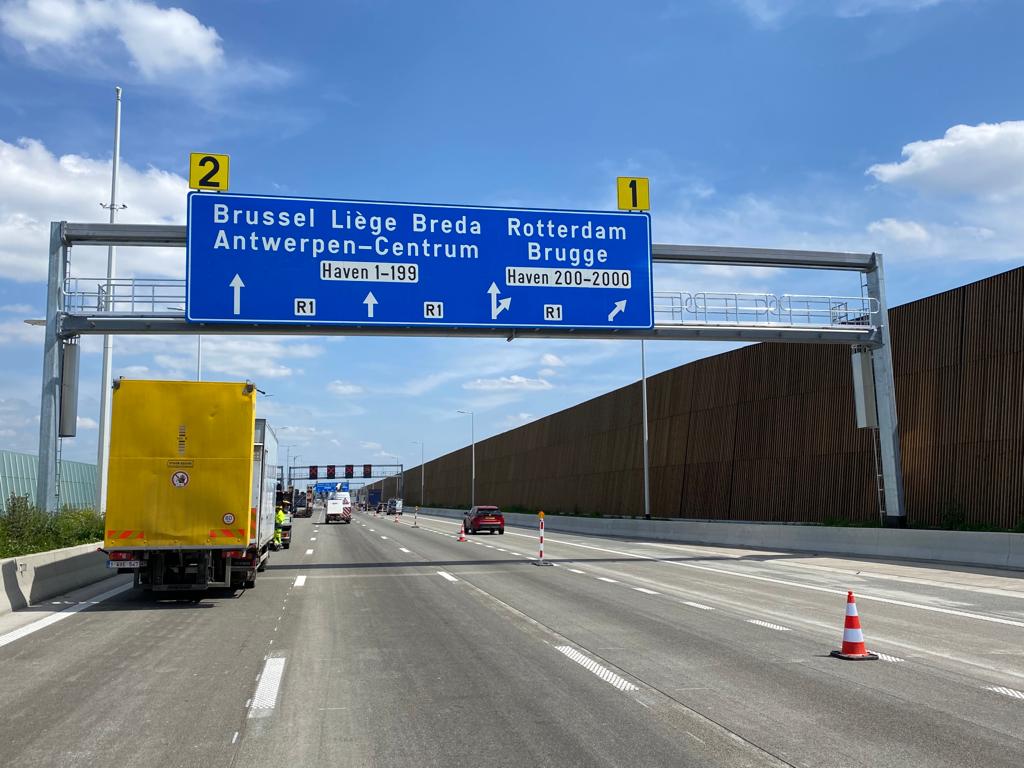 Reusachtig verkeersbord Oosterweelverbinding